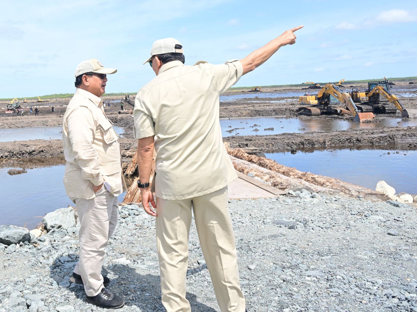 Menhan Sjafrie Dampingi Presiden Prabowo Kunjungi Desa Wanam, Tinjau Program Pertanian Berkelanjutan