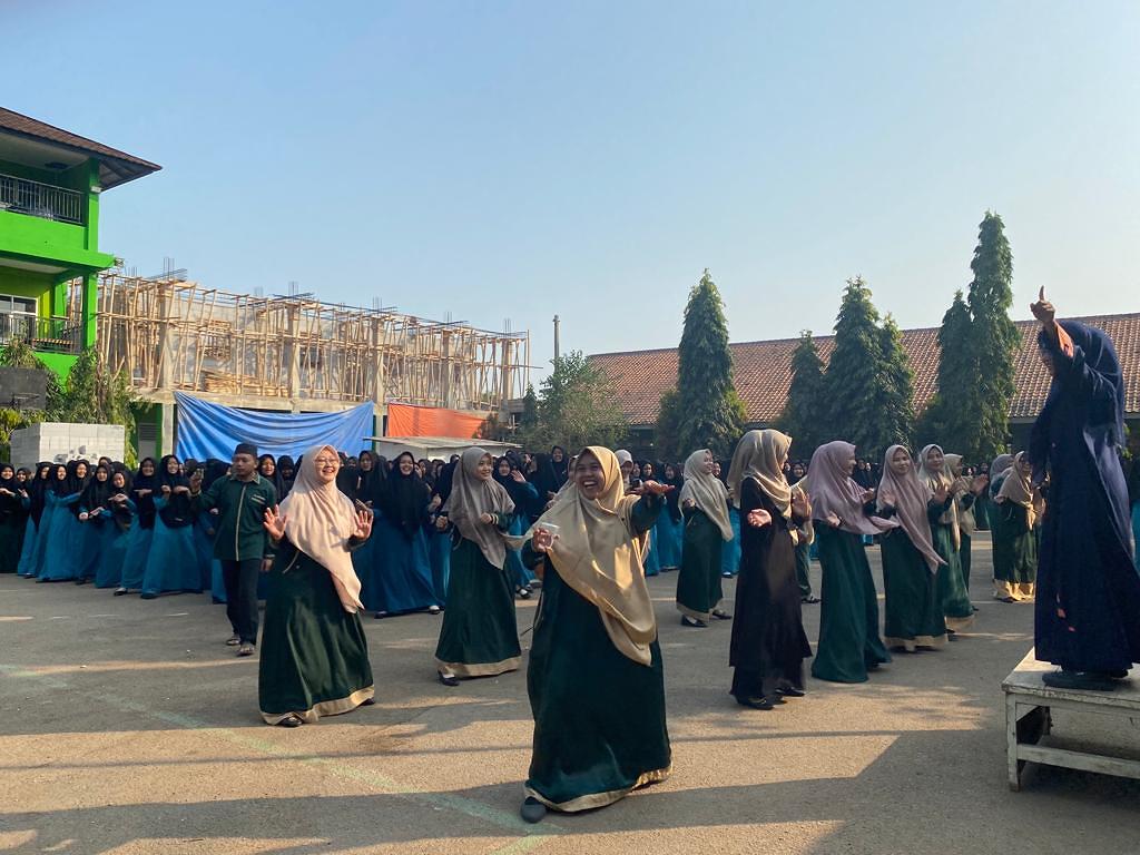 Sehatkan Fisik SMP 3 Al-Muhajirin Purwakarta Lakukan Senam 15 menit dan Gerak fisik di antara jam belajar 
