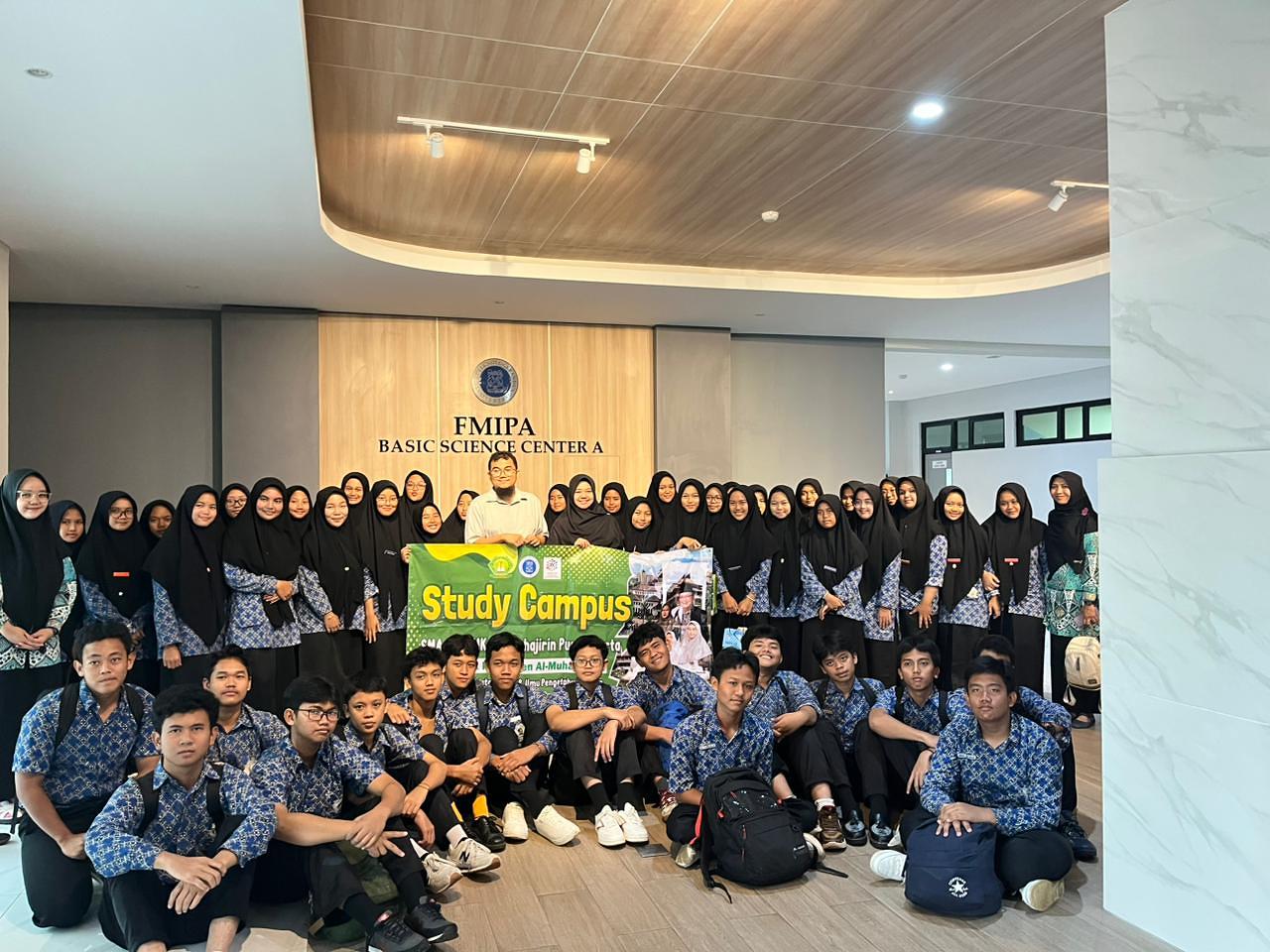 Study Campus Rihlah & Ziarah SMA 3 - SMK Al-Muhajirin Beserta Keluarga Besar PP.Al-Muhajirin 3 ke Bandung: Institut Teknologi Bandung, Trans Studio Bandung, dan Maqom Mahmud