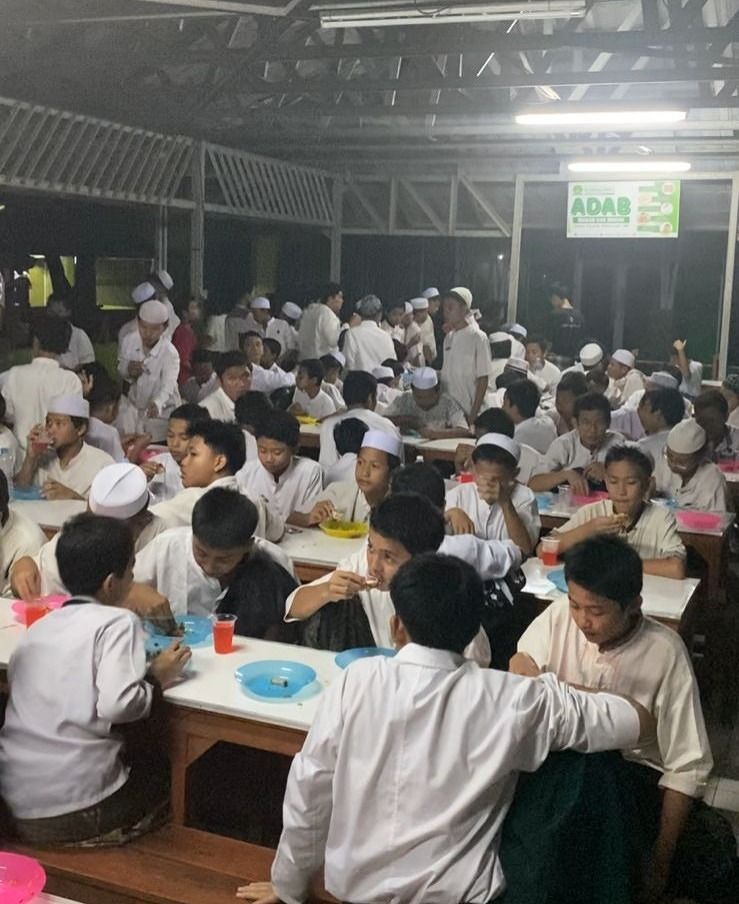 Momen Kebersamaan Buka Bersama Santri Pondok Pesantren Al-Muhajirin 3