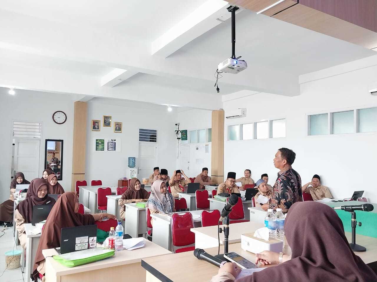 SMP 3 Al-Muhajirin Gelar Agenda Seminar Untuk Pengembangan Administrasi Kurikulum Merdeka Dalam KBM