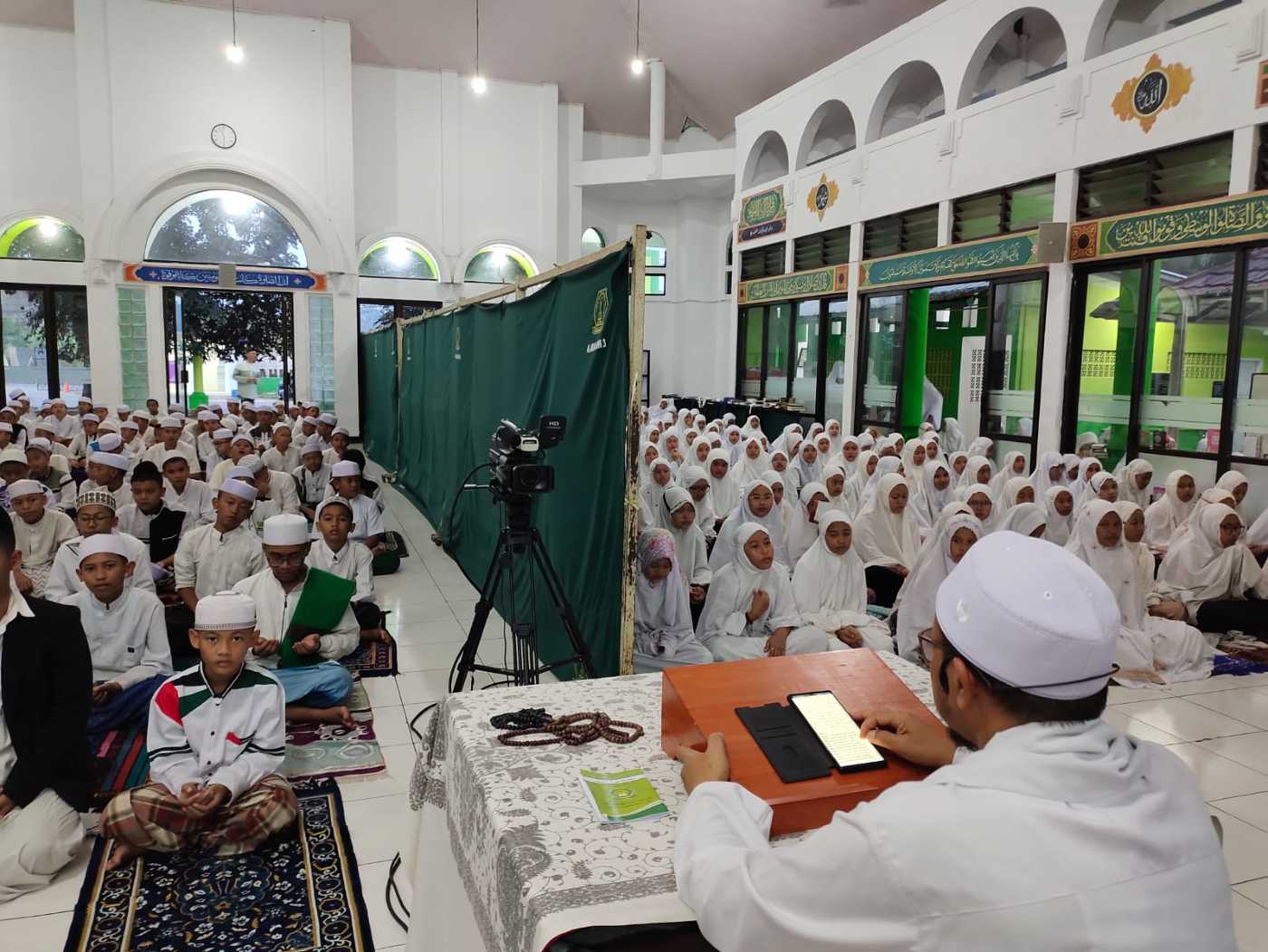 Para Santri Al-Muhajirin 3 Purwakarta Sambut Awal dan Lepas Akhir Tahun dengan Doa Bersama.