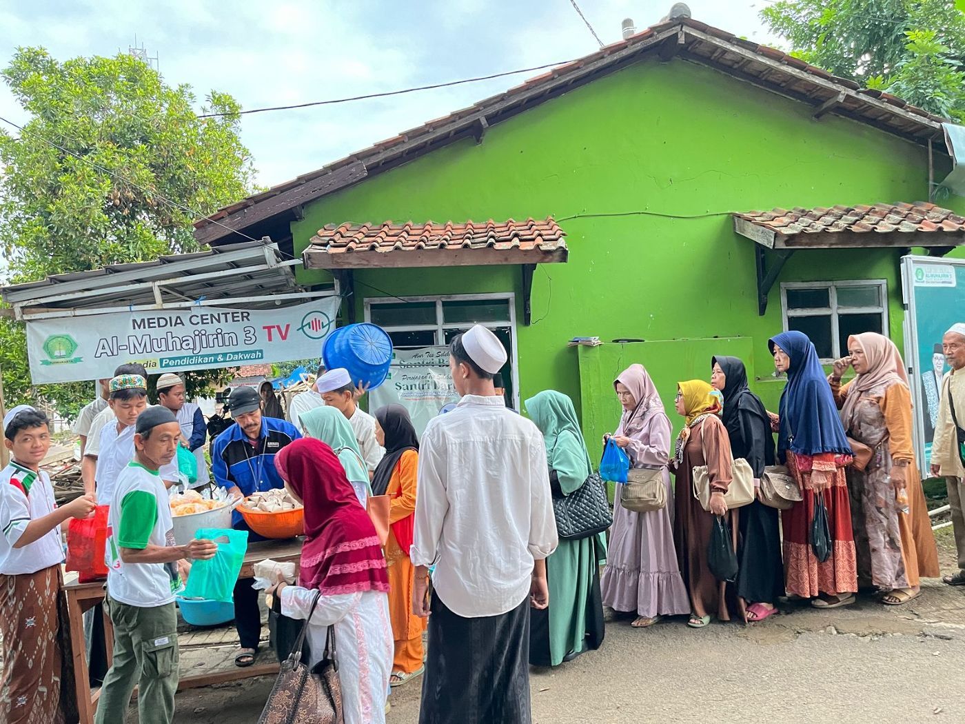 Pondok Pesantren Al-Muhajirin 3 Rutin Salurkan 800 Paket Santunan Bulanan untuk Jamaah Pengajian