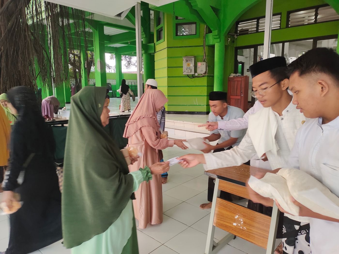 Santunan Bulanan 800 Paket Beras untuk Jamaah Pengajian di Pondok Pesantren Al-Muhajirin 3