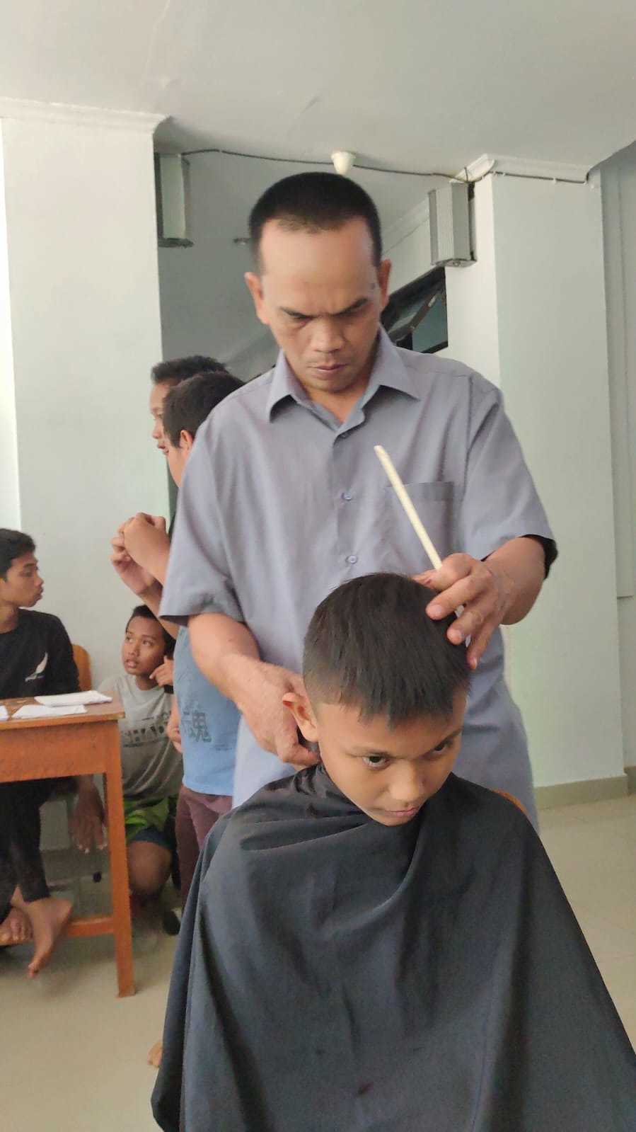 Pencukuran Santri Pondok Pesantren Al-Muhajirin 3