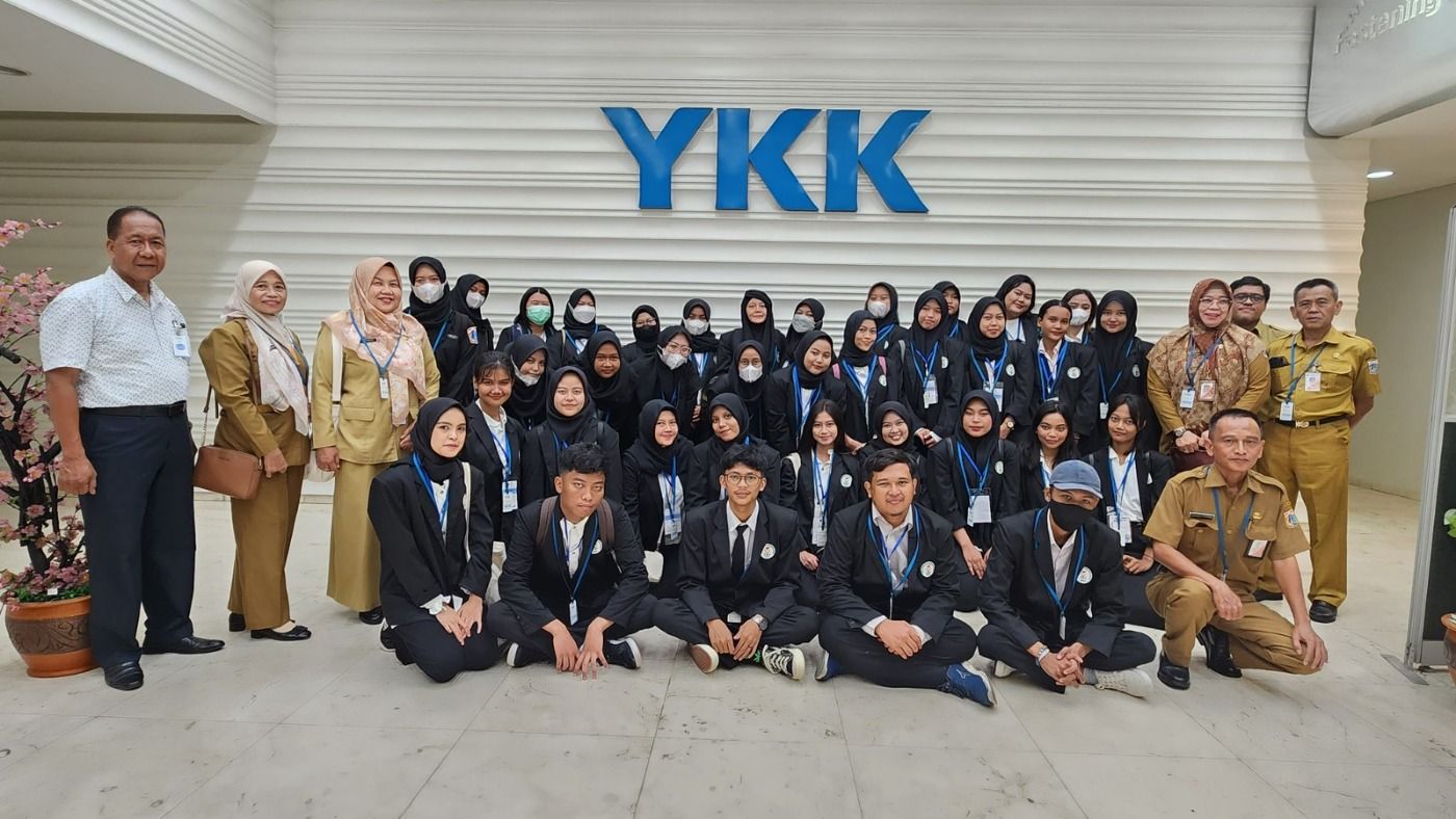 Kunjungan Industri kejuruan Kejuruan Administrasi Kantor dan Bahasa Korea ke PT.YKK Zipper Indonesia