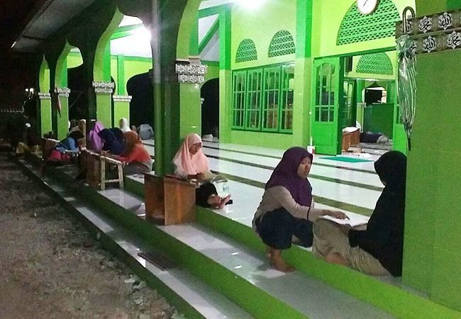 Asyiknya Belajar Malam di Pesantren