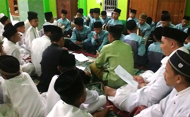 Santri Darul Mujahadah Peringati Maulid Nabi Saw dengan Bershalawat