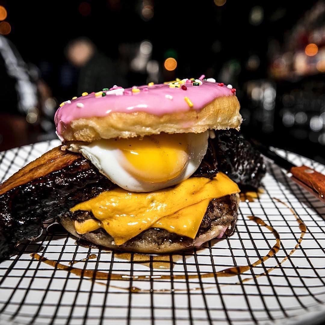 Nyam! Ada Donat Burger yang Terinspirasi Homer 'The Simpsons'