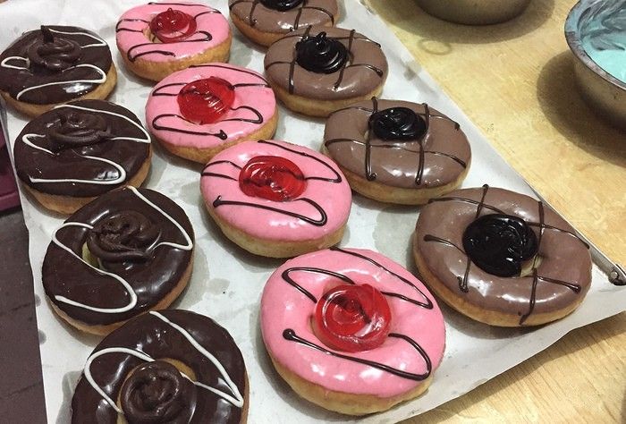 Mengintip Proses Pembuatan Donat Aneka Topping di Industri Rumahan