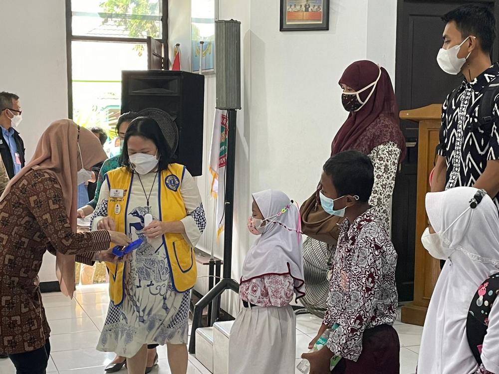 Acara penyerahan 280 kacamata anak-anak kelas 6 dari 31 SD se-kecamatan Kragilan Serpong Banten