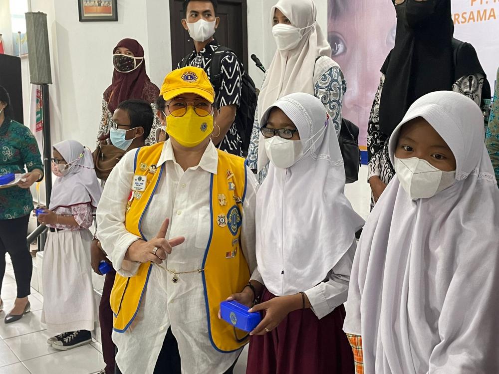 Acara penyerahan 280 kacamata anak-anak kelas 6 dari 31 SD se-kecamatan Kragilan Serpong Banten