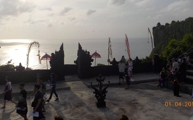 Menikmati Tari Kecak saat sunset di Uluwatu