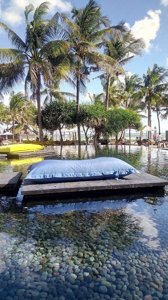 Refreshing di beach club Woo Bar Seminyak