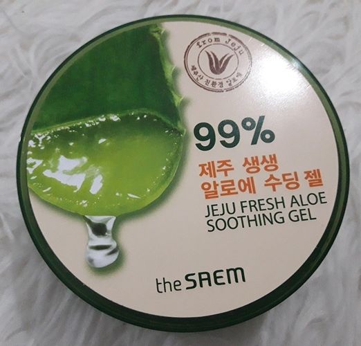Aloe Vera melembabkan wajah kering