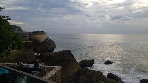 Berburu sunset di Rock Bar ayana Beach Club