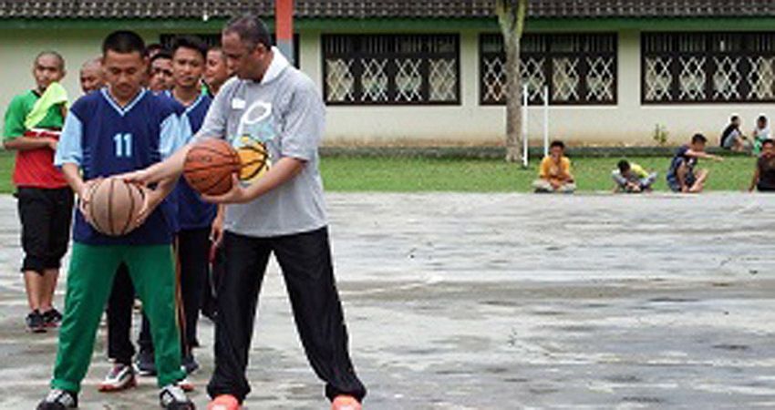 Pak Duko Berbagi Ilmu kepada Tim Basket Hubulo