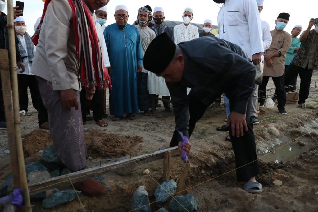 Muhammad Rusli Meletakkan Batu Pertama Pembangunan di Ponpes Darul Istiqomah