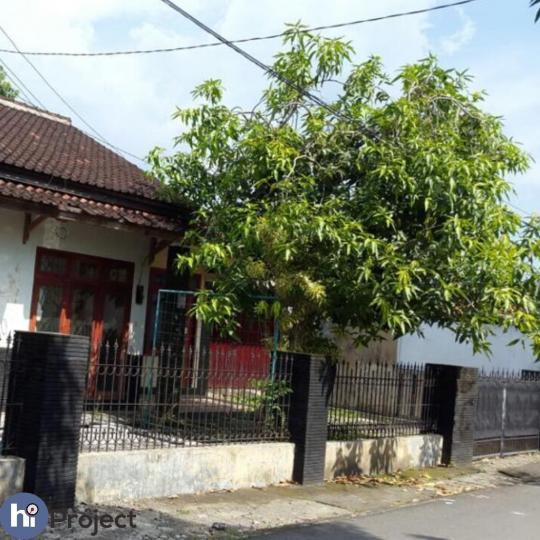Rumah di depan Lombok Epicentrum R045