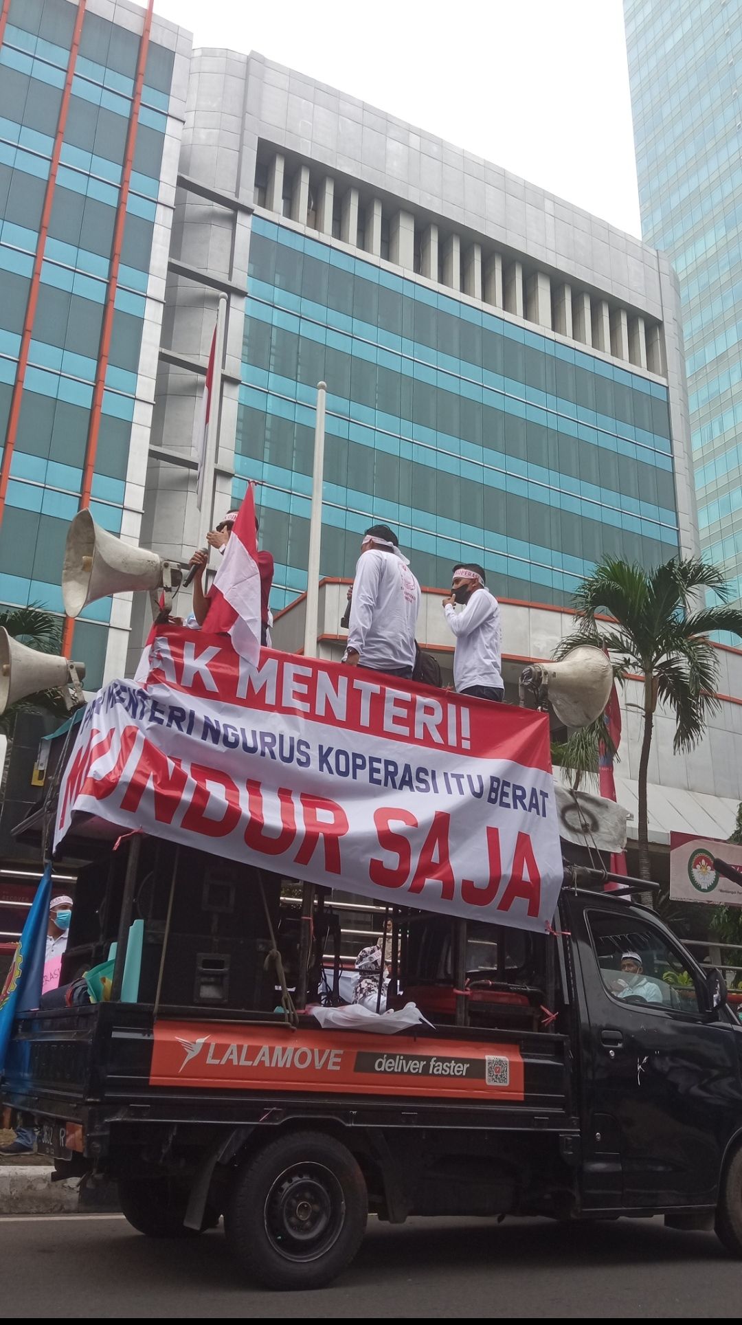 Demonstran Tolak RUU PPSK Mulai Berorasi di Depan Kementerian Koperasi