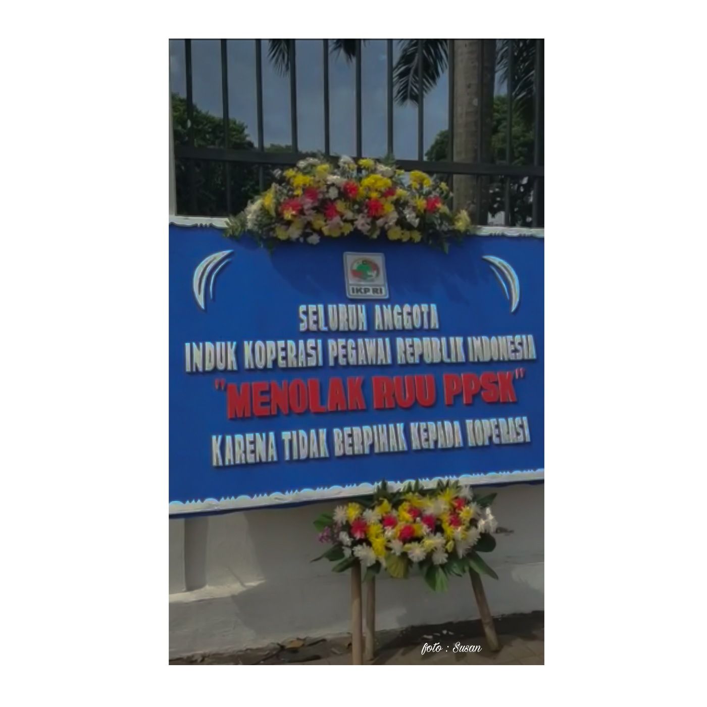 Papan Bunga IKPRI di Depan Gedung DPR RI Berisi Pesan Tolak RUU PPSK.