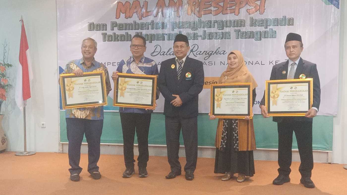 Konsisten Gerakkan Koperasi Indonesia, Prof Ahmad Subagyo Raih Penghargaan Tokoh Akademik Koperasi