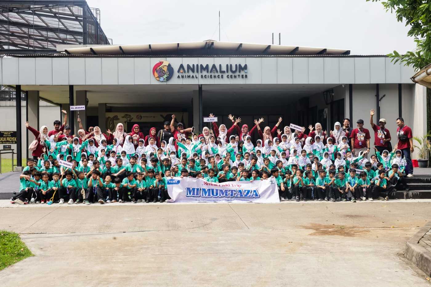 MI Mumtaza Islamic School adakan Kegiatan Small Field Trip ke 5 Destinasi Edukasi 2025 Bersama Dirgantara AIA Tour Travel