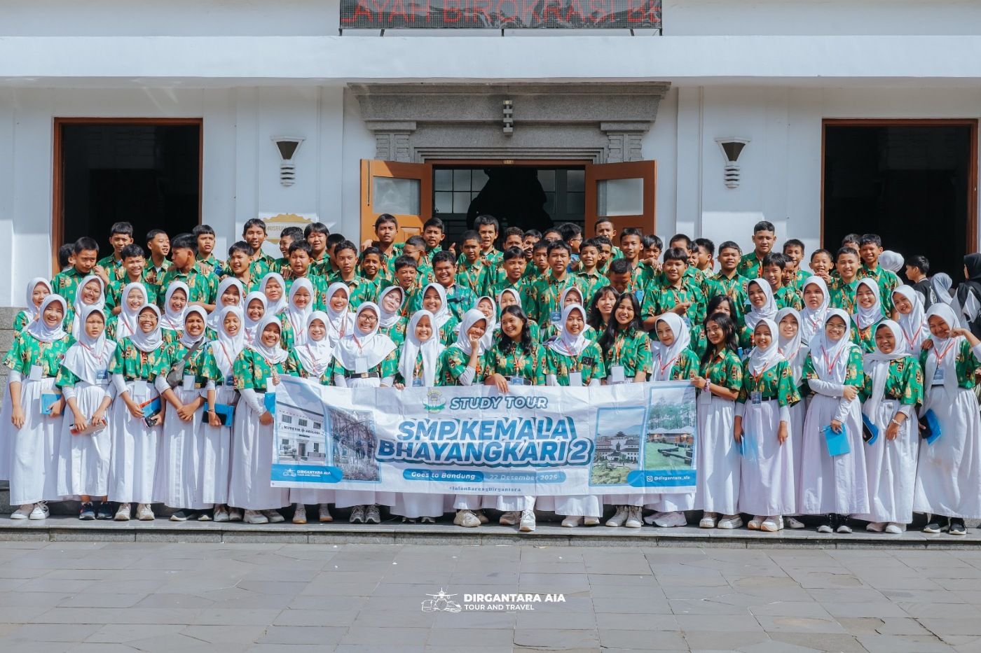 SMP Kemala Bhayangkari 2 Gelar Studi Tour Bandung 2025