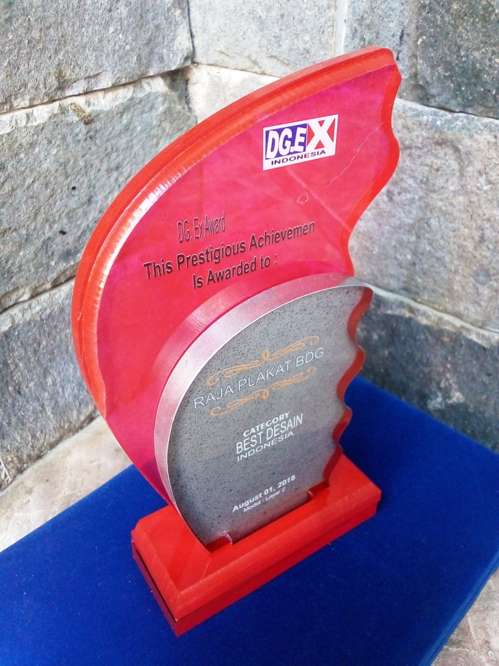 Raja Plakat Bandung I bikin plakat piala langsung pengrajin