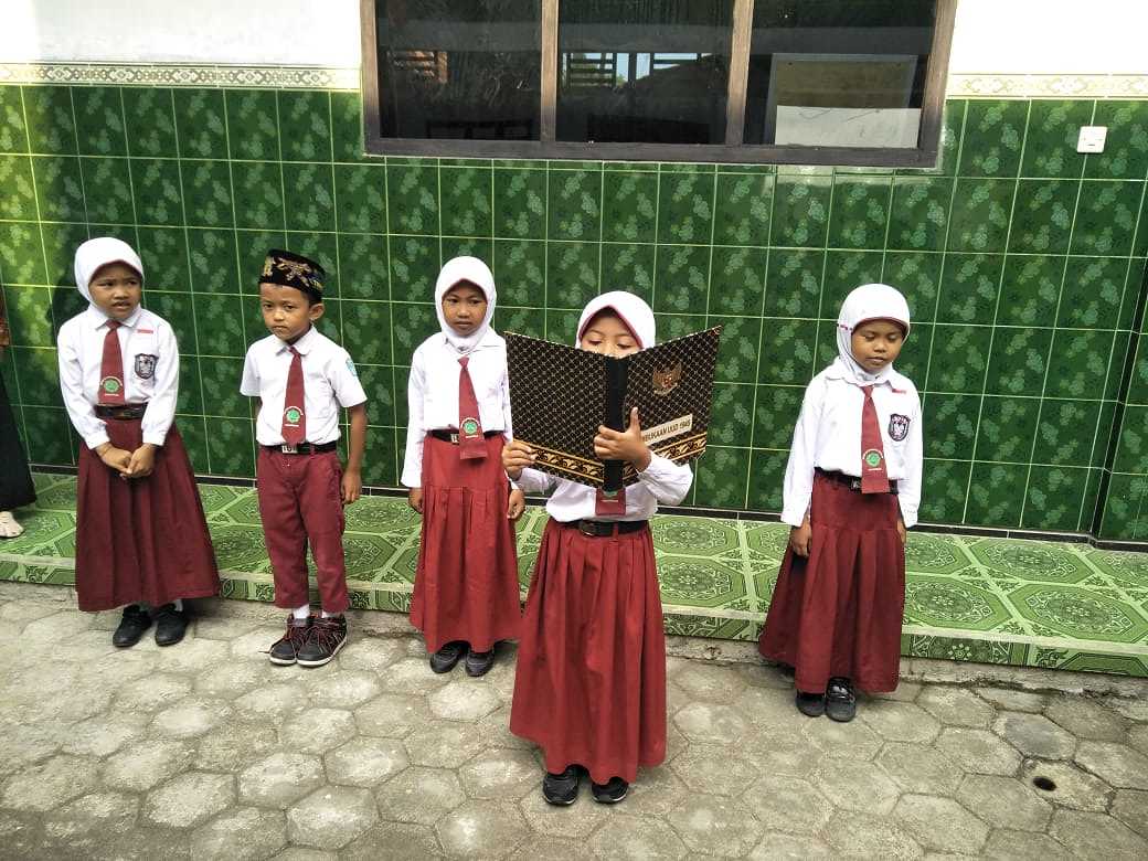 KECIL KECIL SUDAH BERANI JADI PETUGAS UPACARA
