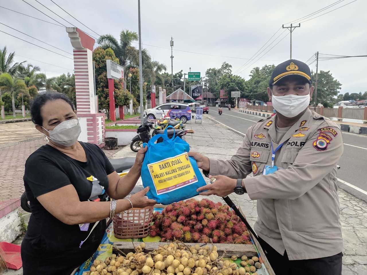 Polres Malra Bagi Sembako dan Masker untuk Warga Kota Tual dan Malra
