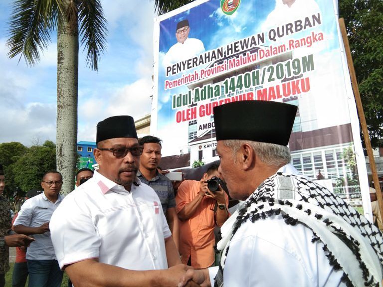 Gubernur Maluku Serahkan Hewan Qurban Presiden dan Pemprov Maluku Bagi Masjid Raya Alfatah Ambon