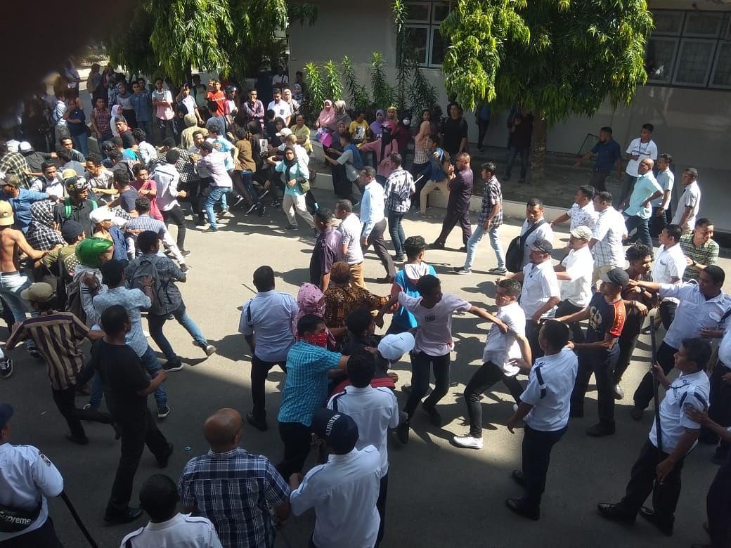 Aksi Baku Lempar dan Pengejaran Warnai Aksi Unjuk Rasa HMPK