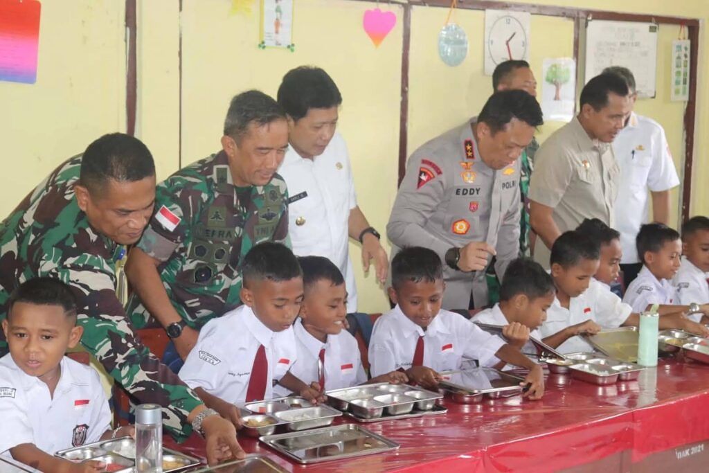 SADALI TINJAU LANGSUNG PROGRAM MBG DI SD NEGERI 3 HATIVE BESAR