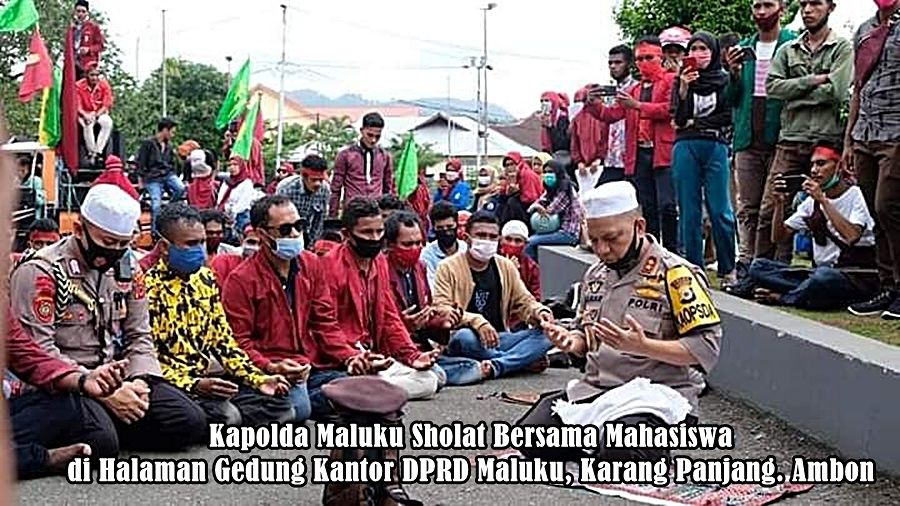 IMM Gelar Demo Tolak RUU Omnibus-Law, Kapolda Maluku Ajak Sholat Berjamaah