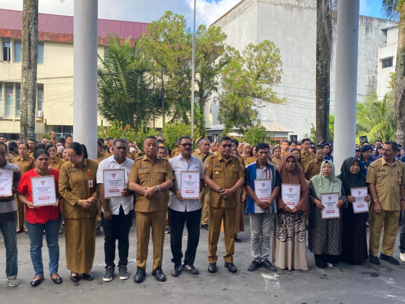 Pemkot Ambon Salurkan Bantuan Rp15 Juta untuk Korban Kebakaran dan Longsor