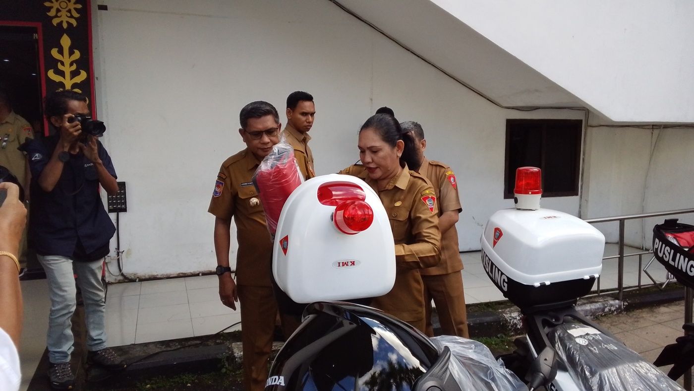 Wali Kota Ambon Serahkan 10 Motor Pusling dan Penyerahan Piagam Penghargaan Posbankum 