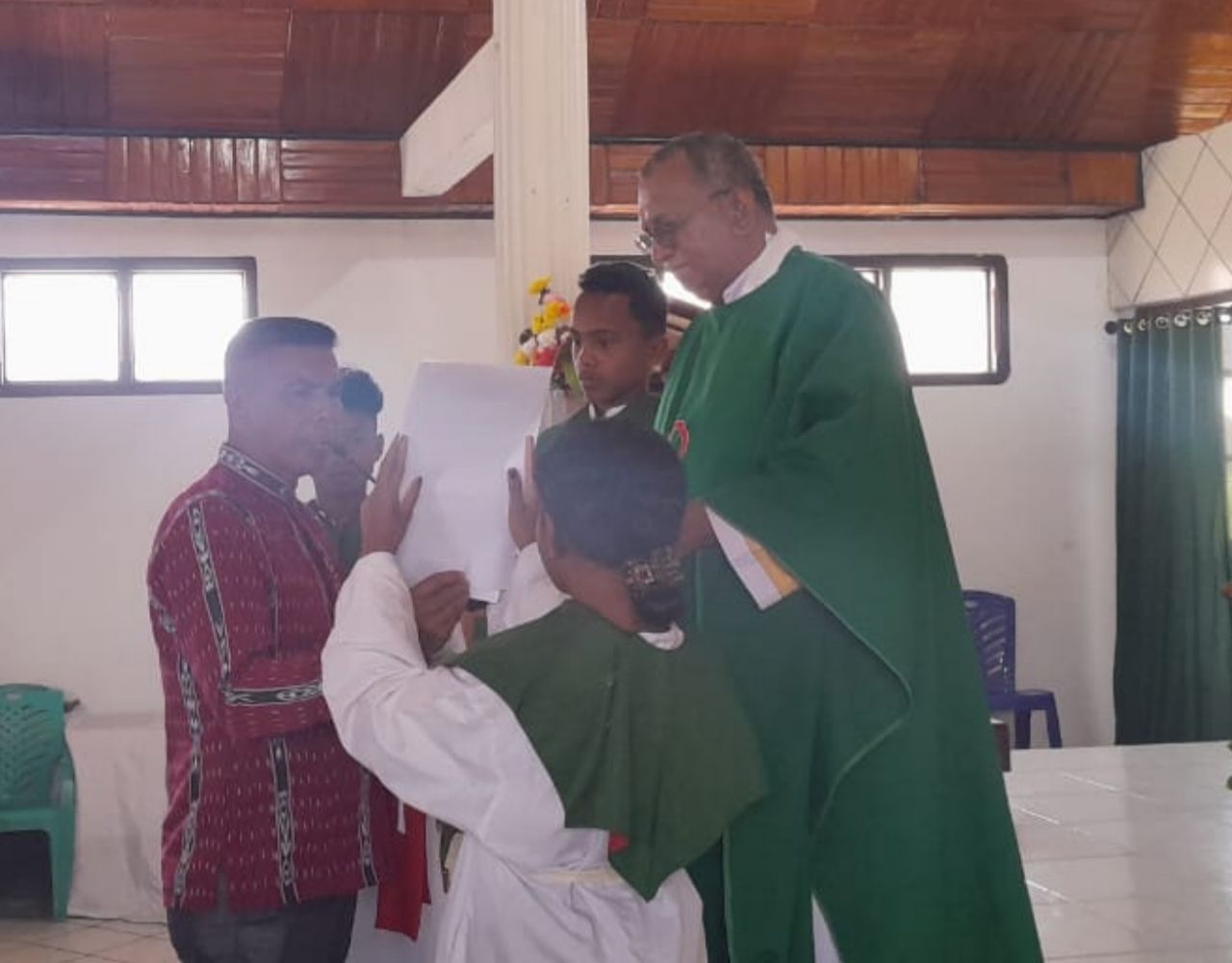 Pastor Pius Fenyapwain Resmi Lantik Panitia Penyambutan Kristus Raja di Paroki Maria Asumta Alusi Krawain