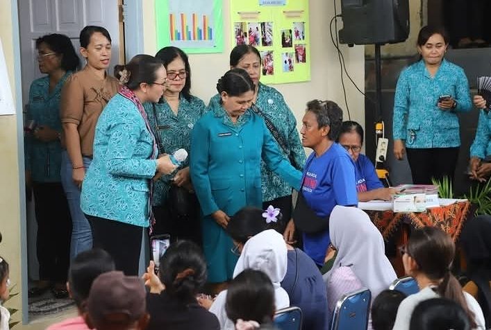  Pastikan Layanan Posyandu dan PAUD, Ny. Lisa Wattimena Kunjungi Posyandu Teratai dan PAUD Aurora