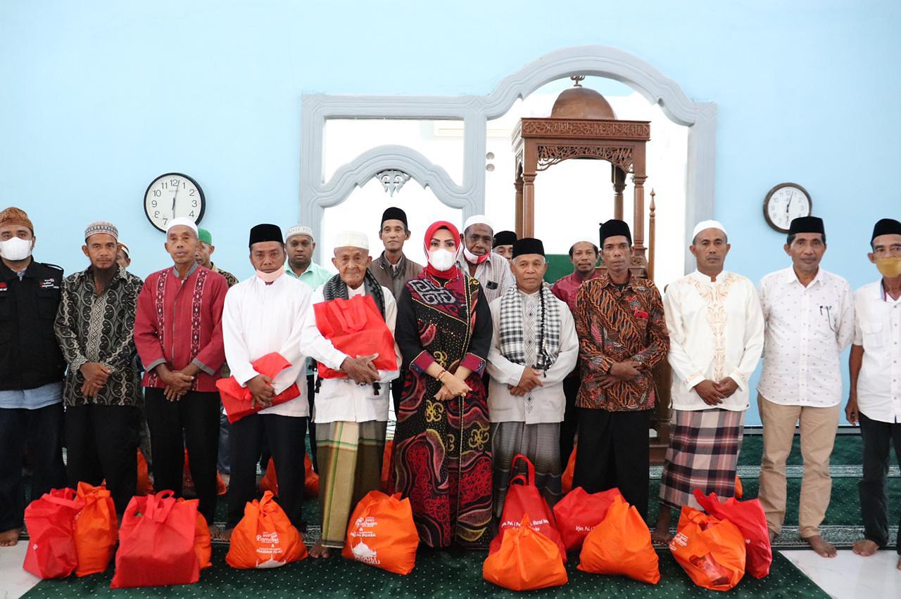 Ratusan Paket Sembako Bagi Janda, Ponpes dan Pengurus Masjid Jadi Incaran MT Nur Asiah Maluku