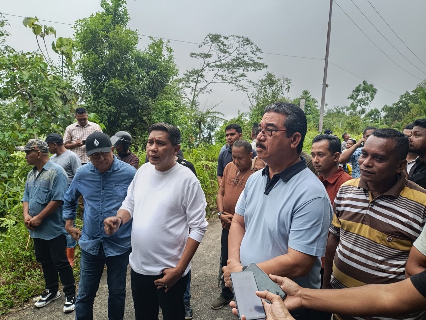 GUBERNUR DAN WALIKOTA TINJAU  SEJUMLAH WILAYAH YANG TERKENA BENCANA