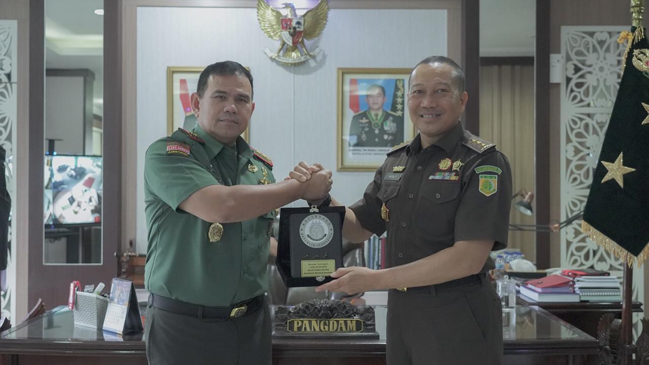 Sosialisasi Nota Kesepahaman Kejaksaan RI dengan TNI, Pangdam Pattimura Terima Kunjungan Jaksa Agung Muda Pidana Militer