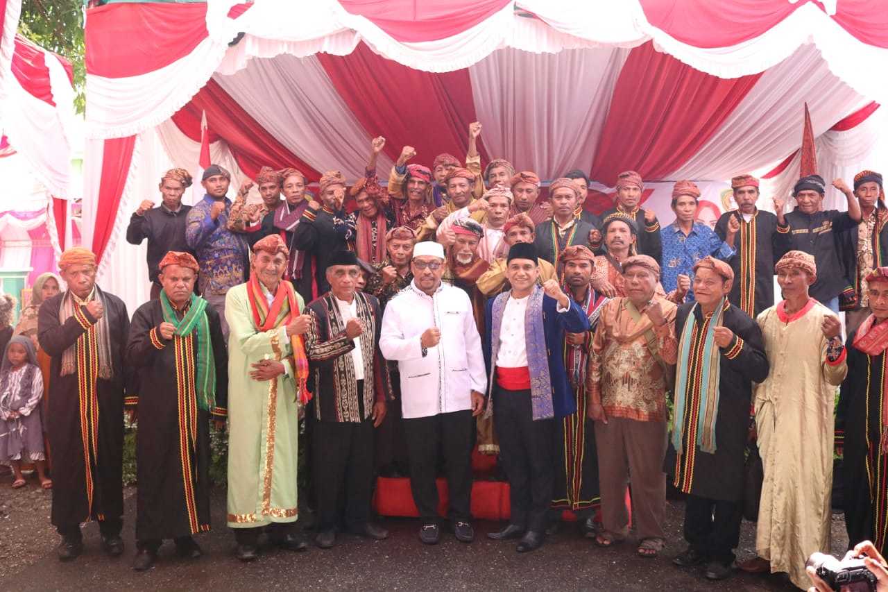 Gubernur Silaturahmi Bersama Warga Petuanan Adat Leisela dan Serahkan Sapi Kurban 