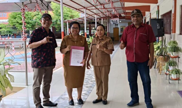 172 Sekolah di Ambon Terima Bantuan PIP dari Mercy Barends