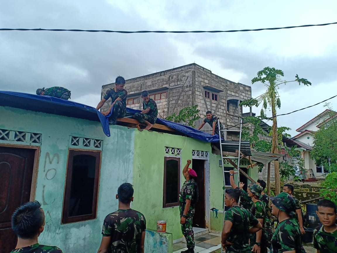 Prajurit TNI AL Lantamal VII dan Yonmarhanlan VII Bantu Warga Bencana Puting Beliung