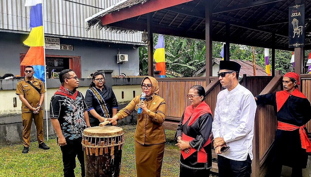 Pergantian Atap Baileo Negeri Halong, Toisutta Harap Simbol Pela Gandong Tetap Kokoh