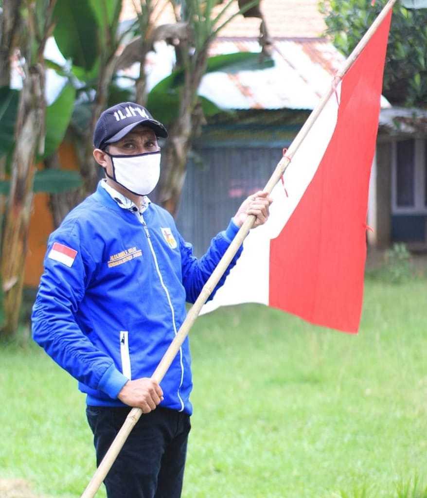 Aksi Mulia KNPI Maluku, Dihari Kemerdekaan, Warga Latuhalat Kebagian Bendera Merah Putih