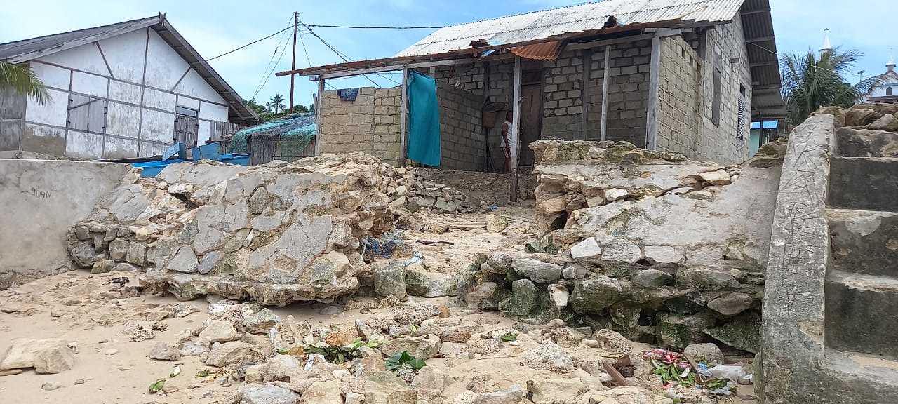 Akibat Cuaca Ekstrim, 1 Unit Rumah dan Talud Penahan Ombak di Desa Meyado Das Ambruk