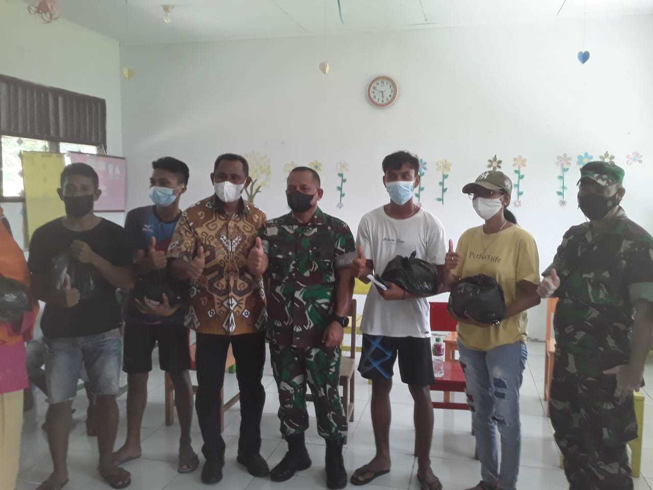 Ritiauw Pantau Vaksinasi di Dusun Air Buaya