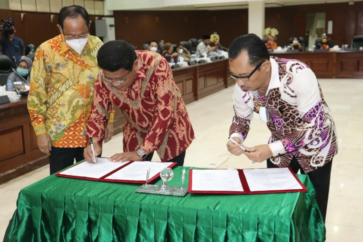 8 Fraksi DPRD Maluku Terima LPJ Gubernur Tahun 2020
